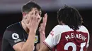 Pemain Burnley,James Tarkowski (kiri) melakukan adu argumentasi dengan pemain Arsenal, Mohamed Elneny dalam pertandingan Liga Inggris. (Foto: AP/Pool/Laurence Griffiths)
