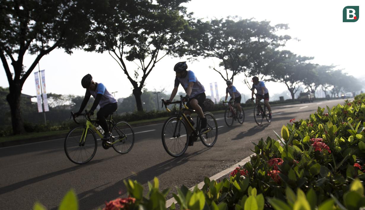 Para pesepeda menggowes saat mengikuti Bike 4round The City di Tangerang, Banten, Minggu (4/3/2018). Kegiatan yang diadakan dalam rangka ulang tahun Hotel Novotel ini menempuh jarak sekitar 50 kilometer. (Bola.com/Vitalis Yogi Trisna)