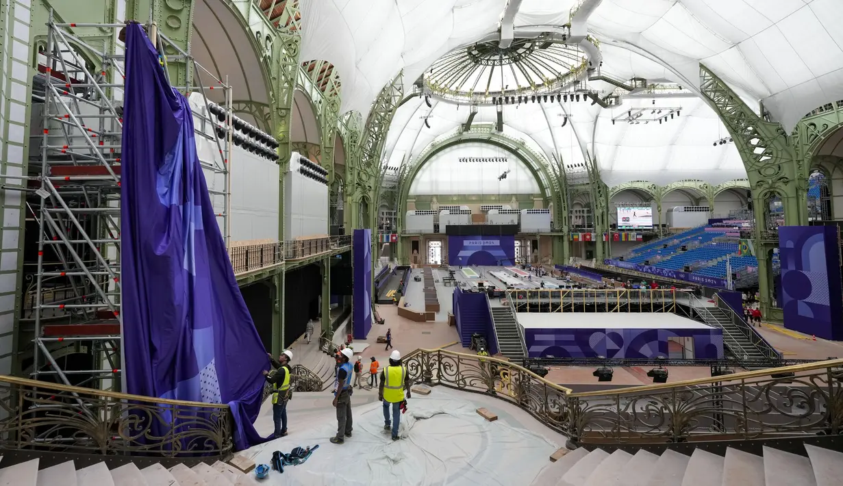 Grand Palais bersolek untuk menjadi tuan rumah cabang olahraga anggar dan Taekwondo pada Olimpiade Paris 2024. (AP Photo/Andrew Medichini)