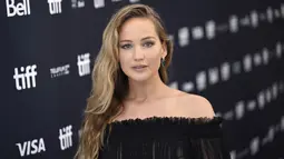 Jennifer Lawrence menghadiri pemutaran perdana " Causeway " selama Toronto International Film Festival di Toronto Sabtu (10/9/2022). Jennifer Lawrence tampil cantik memukau dalam balutan gaun hitam tipis di acara tersebut. (Cole Burston/The Canadian Press via AP)