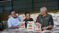 Direktur Utama Perum BULOG, Bayu Krisnamurthi bersama Bupati Blora, Arief Rohman meninjau gudang beras, Sabtu (24/12/2023). (Foto: Istimewa)