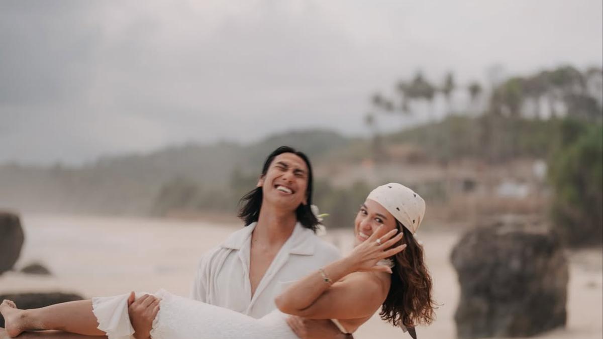 Resmi Dilamar! Sean Gelael Lamar Hana Malasan dengan Cincin Berlian di Tepi Pantai