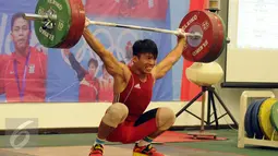 Lifter Deni saat melakukan angkatan pada seleksi nasional untuk olimpiade Rio de Janeiro 2016 di PB PABBSI, Jakarta, Sabtu (4/6/2016). 17 lifter mengikuti seleksi nasional untuk berlaga di ajang olimpiade 2016. (Liputan6.com/Helmi Fithriansyah)