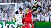 Kiper Bayern Munchen, Manuel Neuer, berusaha menghalau bola dengan tandukan kepala saat melawan Real Madrid pada laga leg pertama perempat final Liga Champions di Stadion Santiago Bernabeu, Rabu (8/4/2026). (AP Photo/Jose Breton)