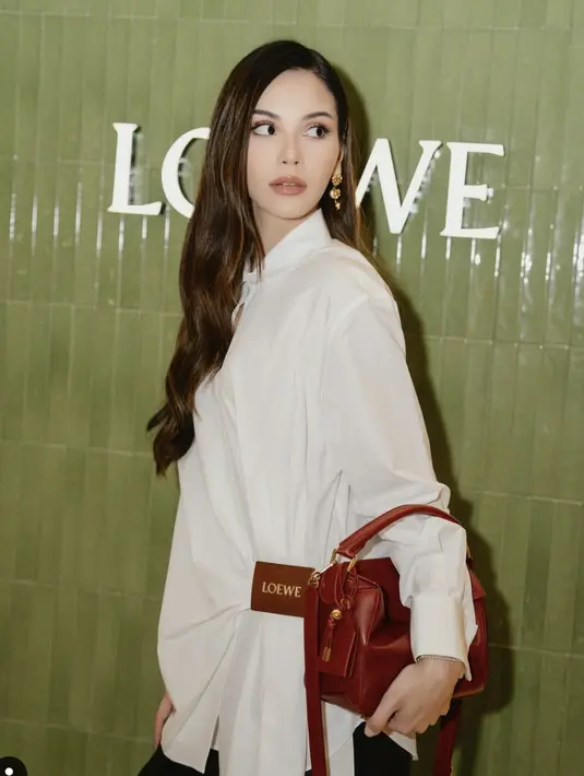 <p>Kenakan kemeja putih dengan aksen drapery, Alyssa maksimalkan gaya basic menjadi lebih statement. [Foto: Instagram/ Alyssa Daguis&eacute;]</p>
