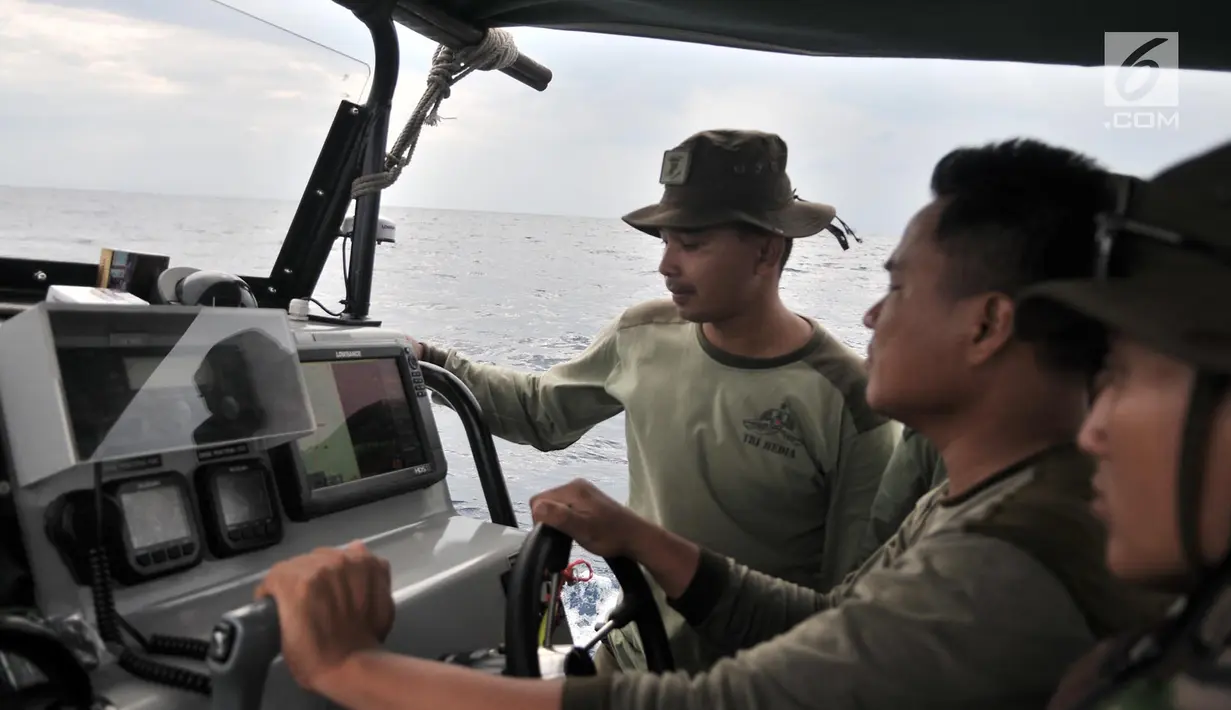 Tim Intai Amfibi Marinir melakukan penyisiran di sekitar lokasi jatuhnya pesawat Lion Air JT 610 di laut utara Karawang, Jawa Barat, Selasa (30/10). Pencarian hari kedua dilakukan tim SAR gabungan dari Basarnas dan TNI AL. (Merdeka.com/Iqbal S. Nugroho)