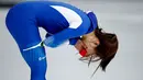 Speedskater Korsel, Lee Sang Hwa menangis setelah kalah pada cabang skating speed 500 meter putri di Olimpiade Musim Dingin Pyeongchang 2018, Minggu (18/2). Sang Hwa sempat mengalami cedera serius saat mempersiapkan diri untuk Olimpiade. (AP/Vadim Ghirda)