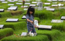 FOTO: Hari Kedua Lebaran, Warga Berziarah di Makam Khusus Covid-19 TPU Srengseng Sawah