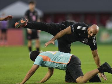 Pengawal Lionel Messi, Yassine Cheuko terjatuh saat berusaha menangkap seorang penyusup lapangan dalam laga persahabatan antara Inter Miami melawan Sporting San Miguelito di Stadion Romeo Fernandez, Panama, Amerika, Senin (03/02/2025) waktu setempat. (AP Photo/Matias Delacroix)