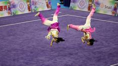 Atlet Wushu Asal US beraksi saat kelas duel pada Kejuaraan Dunia Wushu 2015 di Istora, Senayan, Jakarta, Selasa (17//11/2015). (Bola.com/Nicklas Hanoatubun)