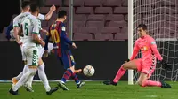 Bintang Barcelona, Lionel Messi perdaya kiper Elche pada laga lanjutan Liga Spanyol 2020/2021, Kamis (25/02/2021) dini hari WIB. (LLUIS GENE / AFP)