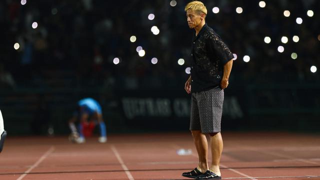 Gaya nyentrik Direktur Teknik Timnas Kamboja U-22, Keisuke Honda, di SEA Games 2023.