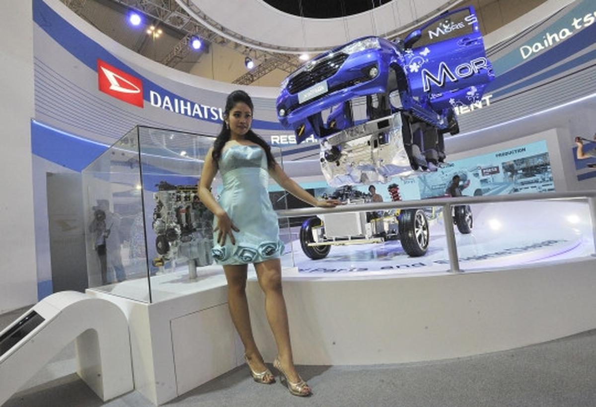 Aduhai model-model seksi hiasi pameran otomotif GIIAS 2015