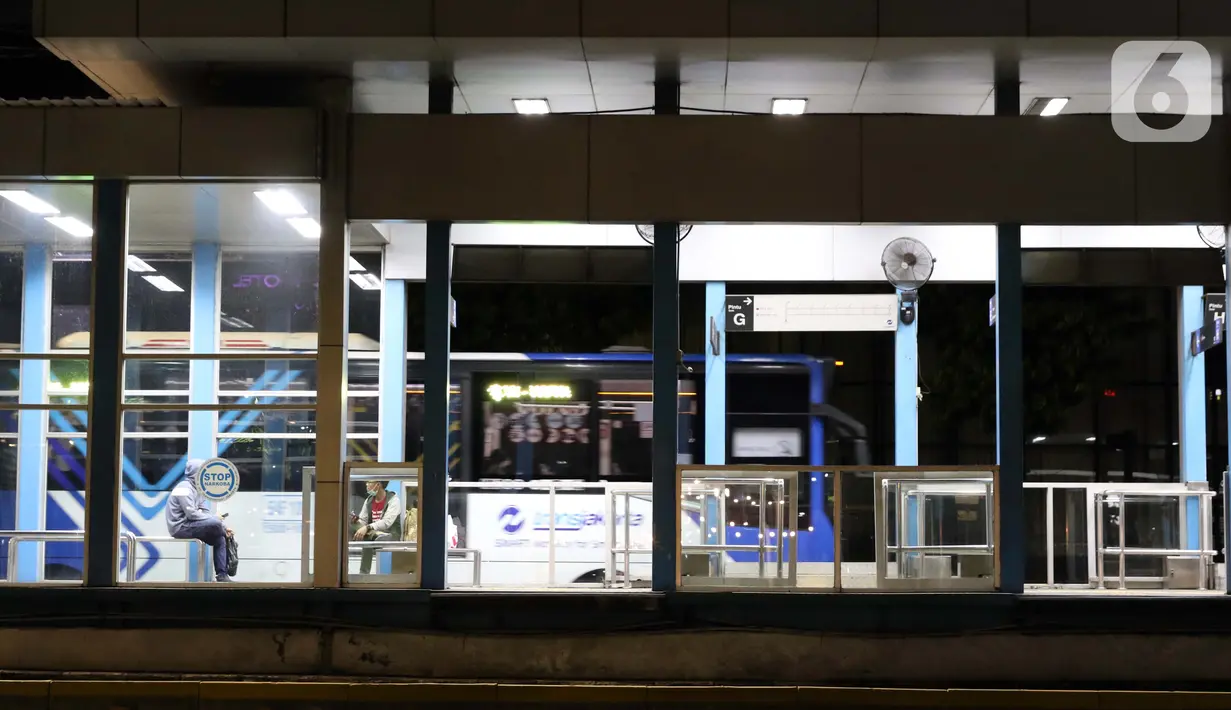 Suasana halte bus Transjakarta Sarinah Jakarta, Selasa (7/4/2020). Pemprov DKI Jakarta bakal menetapkan status Pembatasan Sosial Berskala Besar (PSBB) per Jumat, 10 April 2020 mendatang. (Liputan6.com/Helmi Fithriansyah)