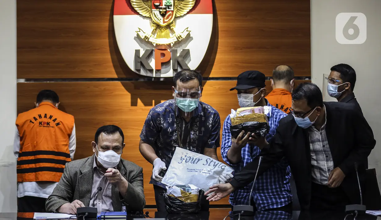Ketua KPK Firli Bahuri (kedua kiri) memberikan keterangan pers terkait OTT Wali Kota Cimahi Ajay Muhammad Priatna di Gedung KPK, Jakarta, Sabtu (28/11/2020). KPK menetapkan Ajay sebagai tersangka penerima suap dalam kasus suap perizinan pengembangan RS Kasih Bunda Cimahi. (Liputan6.com/Johan Tallo)