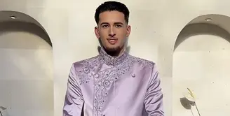 Saat siraman, Justin Hubner pun tampil berbeda tidak seperti biasanya. Dengan parasnya yang bule, Justin Hubner pun tampil dengan baju tradisional Indonesia. [@kunsoomakeupartist]