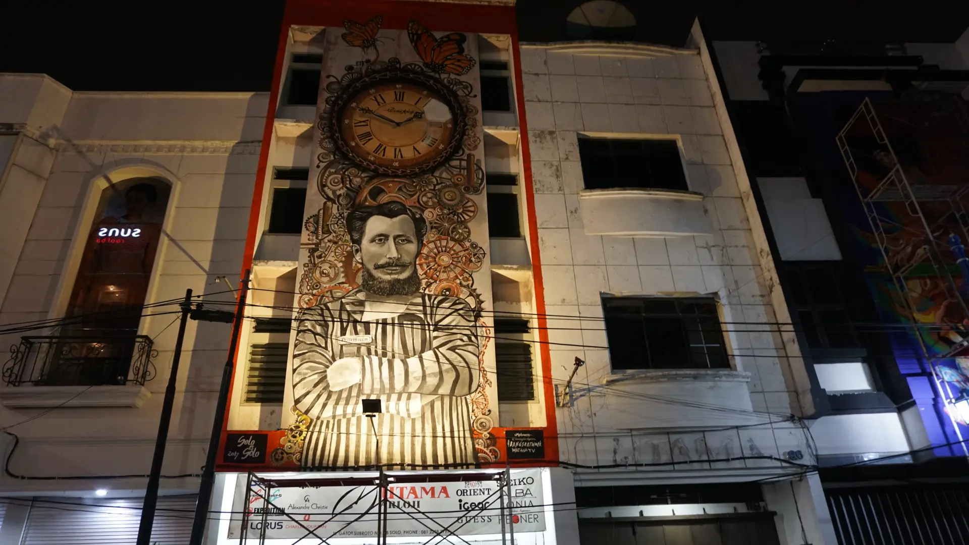 Sejumlah anak muda di Solo sedang menyelesaikan lukisan mural di tembok maupun pintu pertokoan yang terletak di Jalan Gatot Subroto, Solo.(Liputan6/Fajar Abrori)