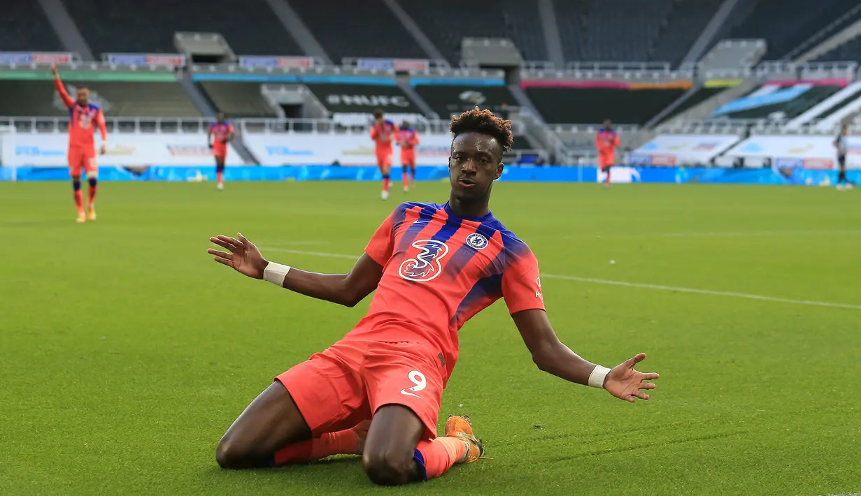 Striker Chelsea, Tammy Abraham, melakukan selebrasi usai mencetak gol ke gawang Newcastle United pada laga lanjutan Liga Inggris di St James Park, Sabtu (21/11/2020) malam WIB. Chelsea menang 2-0 atas Newcastle United. (AFP/Lindsey Parnaby/pool)