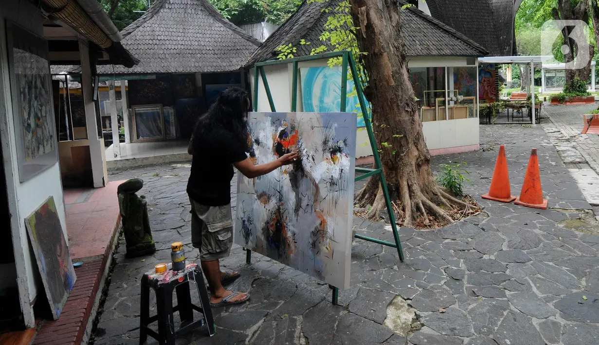 Seniman menyelesaikan karya lukisnya di Pasar Seni Ancol, Jakarta, Rabu (24/11/2021). Paska pandemi yang berlangsung dua tahun, sejumlah seniman di Pasar Seni Ancol mulai beraktifitas menjadikan karya-karyanya sebagai sumber daya hidup mereka. (merdeka.com/Arie Basuki)