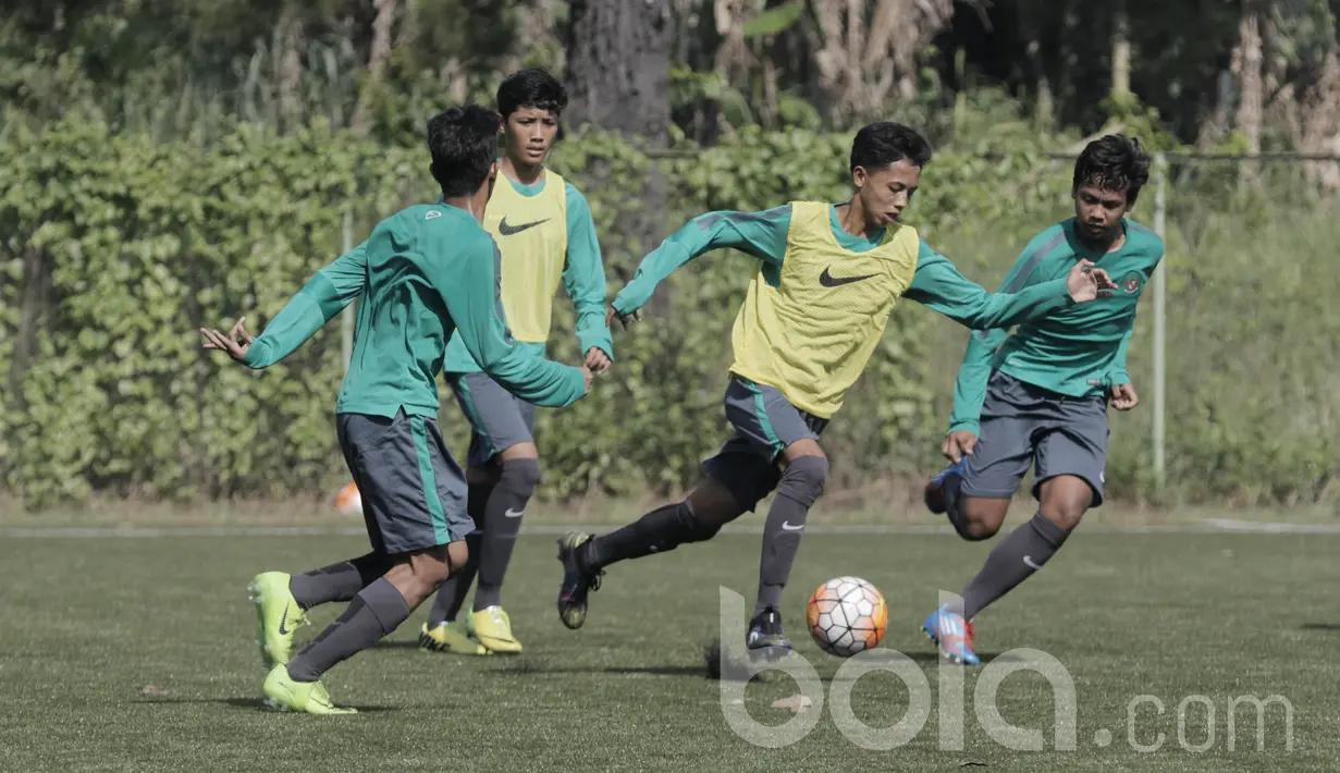 Pemain seleksi Timnas Indonesia U-16, Ikhsanul Zikra, berusaha melewati para pemain peserta seleksi lainnya. latihan kali ini lebih menekankan ke pemahaman taktik bertahan, menyerang dengan transisi. (Bola.com/M Iqbal Ichsan)