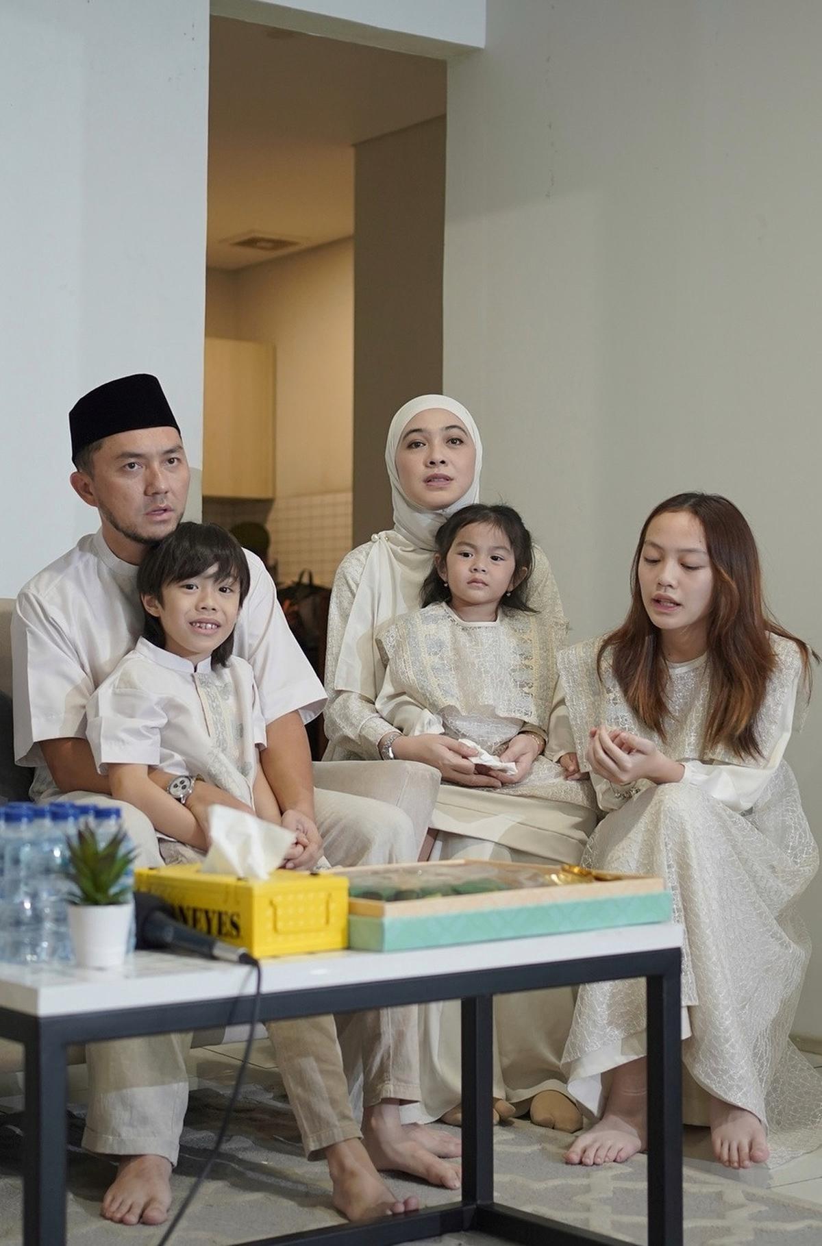 Berangkat Haji, 9 Potret Ananda Omesh Pamitan Kepada Keluarga & Sahabat Sebelum Bertolak ke Tanah Suci - Penuh Haru
