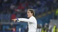 Pelatih Italia, Roberto Mancini menginstruksikan pemainnya saat bertanding melawan Swiss pada pertandingan grup A Euro 2020 di stadion Olimpiade di Roma, Italia, Rabu (16/6/2021). Selanjut, Italia akan bertanding melawan Wales. (Ettore Ferrari, Pool via AP)