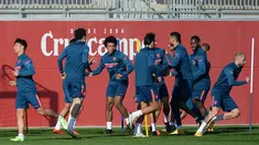 Para pemain Sevilla menghadiri sesi latihan sebelum menjamu Chelsea pada matchday kelima Grup E Liga Champions, di sport City di Seville pada Selasa (1/12/2020). Pertandingan antara Sevilla kontra Chelsea nanti akan menjadi laga perebutan gelar juara grup E. (CRISTINA QUICLE /AFP)