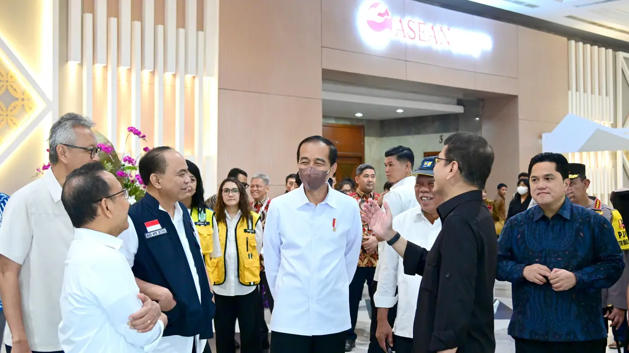 Terlihat Jokowi Pakai Masker Ketika Memantau Secara Langsung Venue KTT ASEAN 2023 di Balai Sidang Jakarta Convention Center (JCC), Jakarta pada Jumat 1 September 2023 (Dok: Fotografer Kepresidenan)