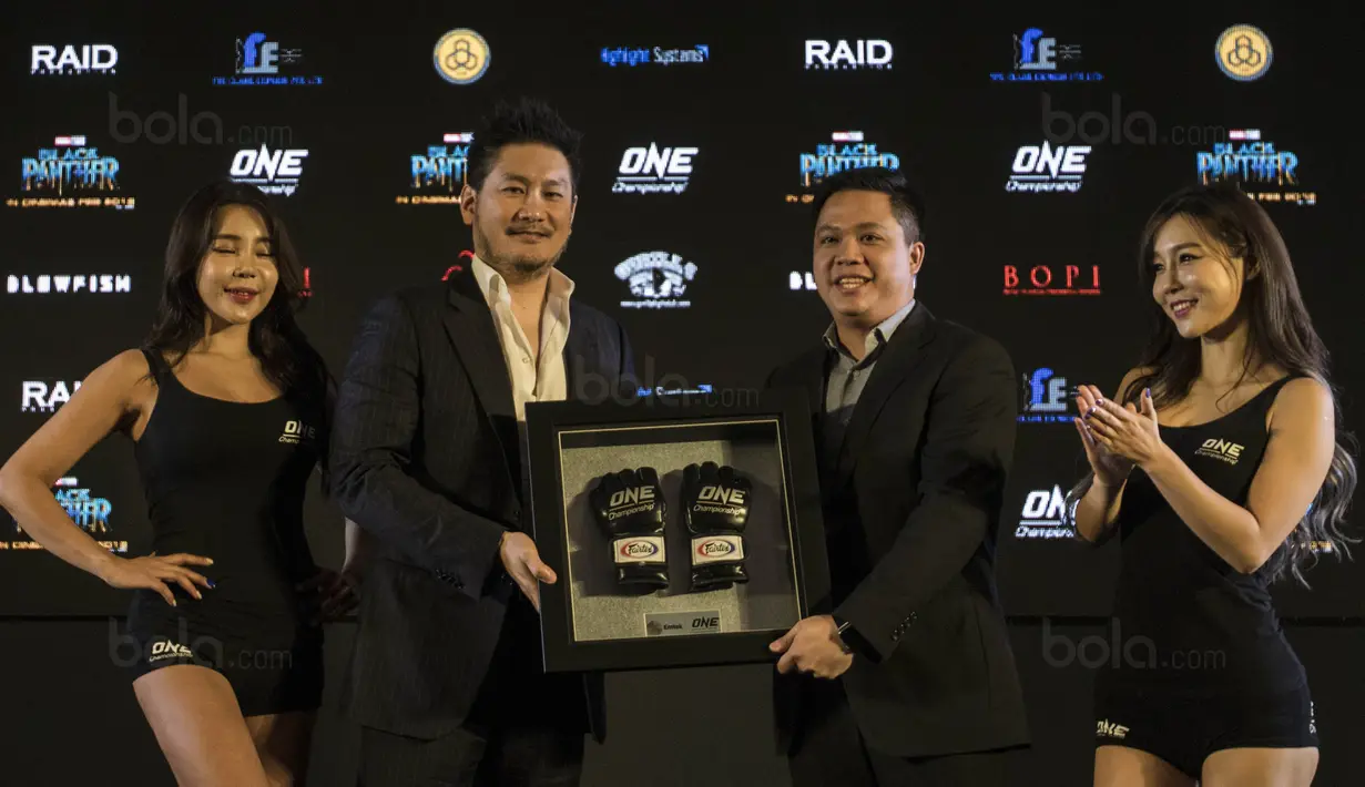 Chatri Sityodtong, memberi sarung kepada wakil SCTV, David Setiawan, jelang laga One Championship di Ballroom Hotel Fairmont, Jakarta, Kamis (18/1/2018). One Championship akan menggelar laga bertajuk Kings of Courage. (Bola.com/Vitalis Yogi Trisna)