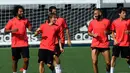 Pemain Real Madrid, Marcelo, Luka Modric, Karim Benzema, dan Alvaro Odriozola saat berlatih di Madrid, Spanyol, Selasa (18/9). Los Blancos akan mempertahanan mahkota Eropa melawan AS Roma pada laga pembuka Grup G Liga Champions. (GABRIEL BOUYS/AFP)