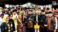 Presiden Joko Widodo saat menerima gelar Tuanku Sri Indera Utama Junjungan Negeri dari Kesultanan Deli di Istana Maimoon, Minggu (6/10). Gelar adat ini merupakan gelar bangsawan tertinggi di Kesultanan Deli. (Liputan6.com/HO/Biropers)