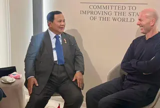 Presiden Prabowo Subianto bertemu dengan legenda sepak bola Prancis Zinedine Zidane, usai menyampaikan konsep Prabowonomics dalam World Economic Forum (WEF), Davos, Swiss, pada Kamis, 22 Januari 2026. (Foto: Instagram Sekretariat Kabinet)