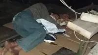 Seorang warga korban penggusuran Tambakrejo tertidur memeluk anak balitanya beralaskan kardus tanpa atap. (foto: Liputan6.com /edhie prayitno ige)