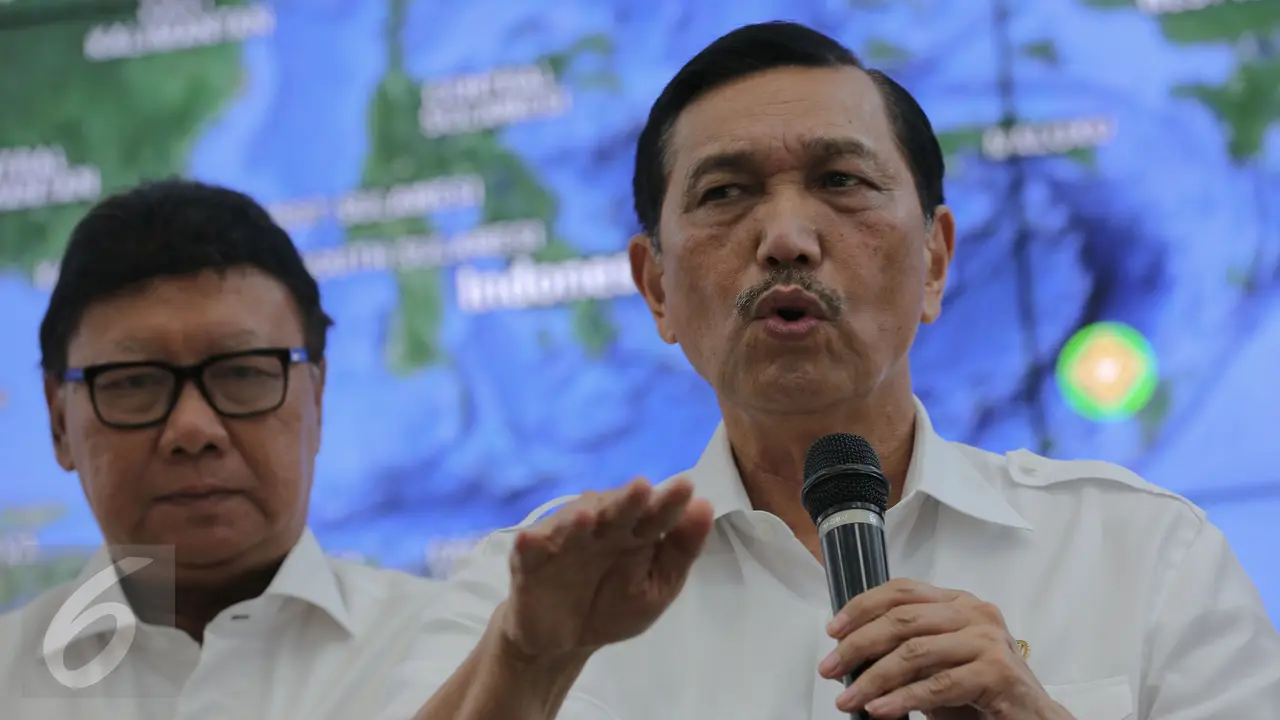 20151028-Atasi Bencana Asap, Menko Luhut Video Conference dengan Pejabat Riau dan Palembang-Jakarta