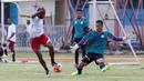 Kiper Persipura Jayapura, Yoo Jae-hoon, saat berlatih di Stadion Mandala, Jayapura, Kamis (28/4/2016). (Bola.com/Nicklas Hanoatubun)