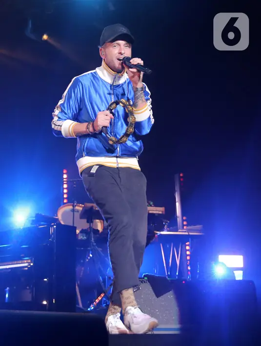 Vokalis grup band One Republic Ryan Tedder saat tampil pada Woke Up Fest 2023 di Istora Senayan, Jakarta, 25 Februari 2023. Band beraliran pop rock asal Amerika Serikat tersebut tampil memukau dengan membawakan sejumlah lagu di antaranya Secrets dan Good Life dari album Waking Up. (Kapanlagi.com/Bambang E. Ros)
