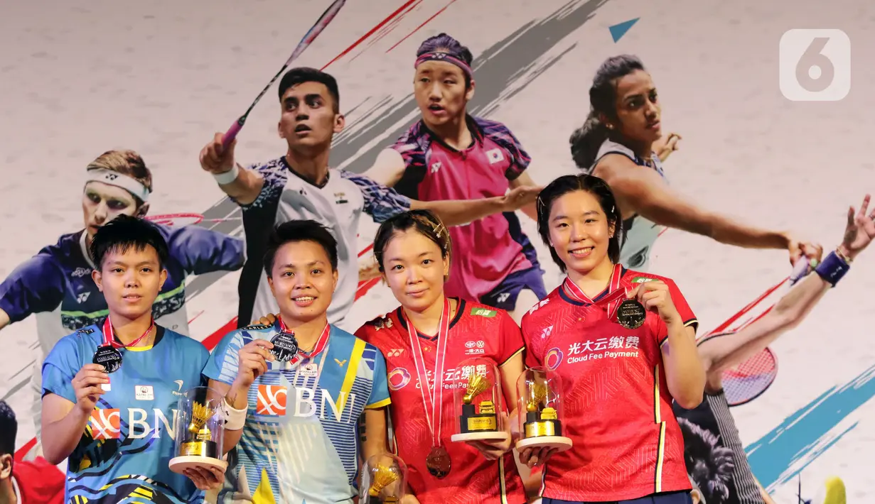 Pebulu tangkis ganda putri Indonesia, Apriyani Rahayu/Siti Fadia Silva Ramadhanti berfoto bersama Chen Qing Chen/Jia Yi Fan (China) usai Final Indonesia Masters 2022 di Istora Senayan, Jakarta, Minggu (12/6/2022). Apriyani/Siti Fadia kalah 18-21, dan 12-21. (Liputan6.com/Helmi Fithriansyah)