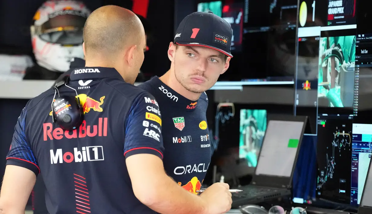 Pembalap Red Bull Max Verstappen berada di garasi sebelum latihan kedua menjelang Grand Prix Formula Satu Jepang di Sirkuit Suzuka, Jepang, Jumat, 22 September 2023. (AP Photo/Toru Hanai)
