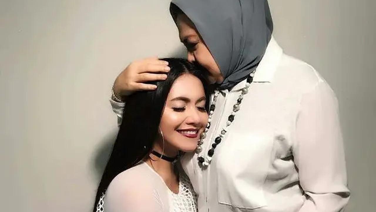 6 Potret Transformasi Denada dan Ibundanya, Setia Menemani Sampai Tutup Usia