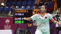 Pebulu tangkis tunggal putri Indonesia, Komang Ayu Cahya Dewi bertanding melawan pebulu tangkis putri Thailand, Lalinrat Chaiwan pada final bulu tangkis beregu putri SEA Games 2023 di Badminton Hall Morodok Techo National Stadium, Phnom Penh, Kamboja, Kamis (11/05/2023). (Bola.com/Abdul Aziz)