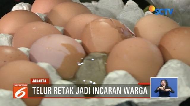 Siasati mahalnya harga telur ayam, pedagang di pasaran jual telur retak.