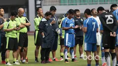 Pemain dan Official Persib Bandung berdoa sebelum memulai sesi latihan melawan Semen Padang  pada turnamen Piala Presiden 2017 di Stadion Pakansari, Bogor, Jumat (10/3/2017). (Bola.com/Nicklas Hanoatubun)
