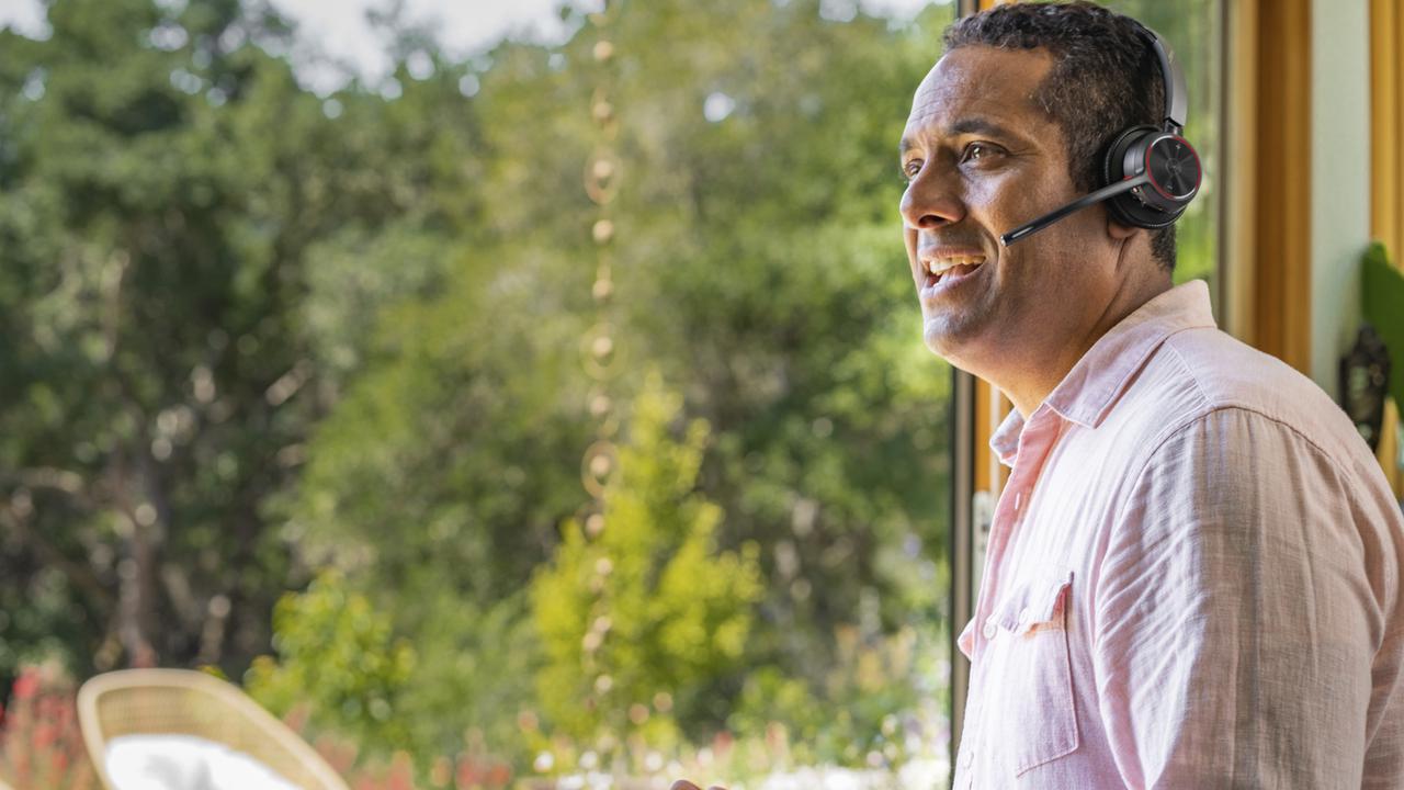Poly Voyager 4300 UC Series, Headset Bluetooth dengan Jangkauan 50 Meter