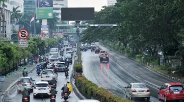 Kendaraan melintas di Jalan Rasuna Said, Kuningan, Jakarta, Jumat (6/1). Pemprov DKI akan merevisi Pergub Pengendalian Lalu Lintas dengan Jalan Berbayar Elektronik atau Electronic Road Pricing (ERP). (Liputan6.com/Yoppy Renato)