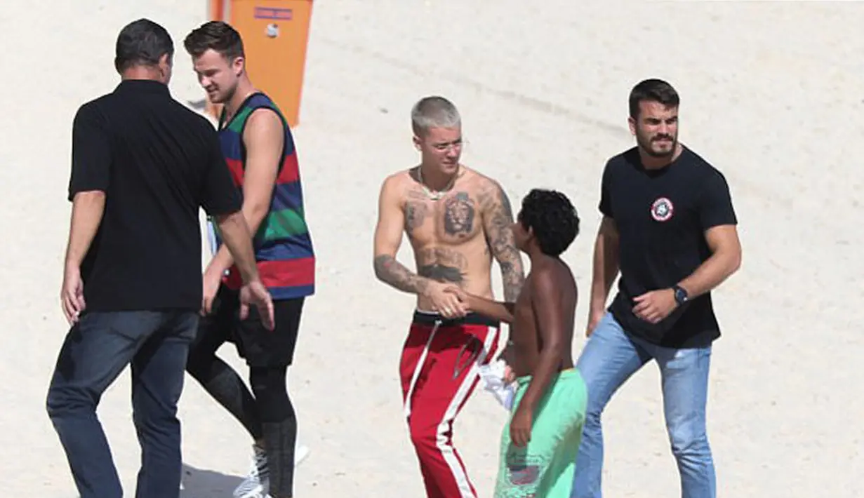 Selama ini Justin memang terkenal sering ribut di depan umum dan bersikap kasar pada penggemar. Namun kali ini, ia bersikap sangat ramah ketika para fansnya ramai menghampiri dirinya.  (doc.dailymail.com)