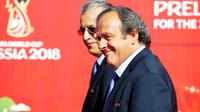 Michiel Platini dan Presiden AFC, Sheikh Salman Bin Ibrahim Al Khalifa. (EPA/Tatyana Zenkovich)