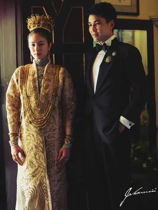 Resmi menikah pada 1 Maret, Nong Poy memilih gaun pengantin peranakan Tionghoa Vintage. [@niyadarweddinganswer]