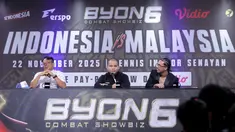 President Byon Combat, Yoshua Marcellos, bersama petarung Indonesia, Ronal Siahaan, dan petarung Malaysia, Putra Abdullah memberikan keterangan saat jumpa pers Byon Combat Showbiz Vol. 6 di SCTV Tower, Senayan, Jakarta, Kamis, (23/10/2025). (Bola.com/Bagaskara Lazuardi)
