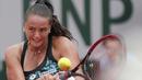 Aksi petenis Slovakia, Viktoria Kuzmova mengembalikan bola ke arah petenis Ukraina, Elina Svitolina pada ajang Prancis Terbuka 2018 di Roland Garros stadium, Paris, (30/5/2018).  (AP/Thibault Camus)