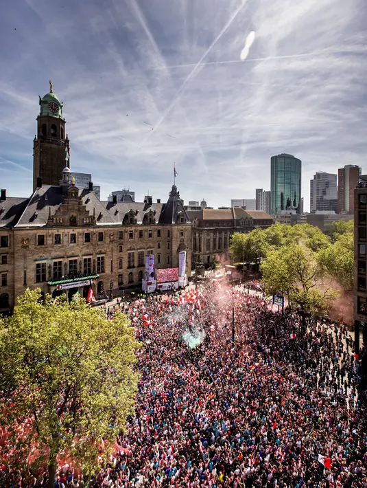 Ribuan suporter Feyenoord merayakan pesta juara Liga Belanda di Rotterdam (15/5). Bagi Feyenoord, ini adalah gelar liga pertama dalam kurun waktu 18 tahun terakhir atau yang ke-15 sepanjang sejarah klub. (AFP Photo/ANP/Koen Van Weel/Netherlands Out)